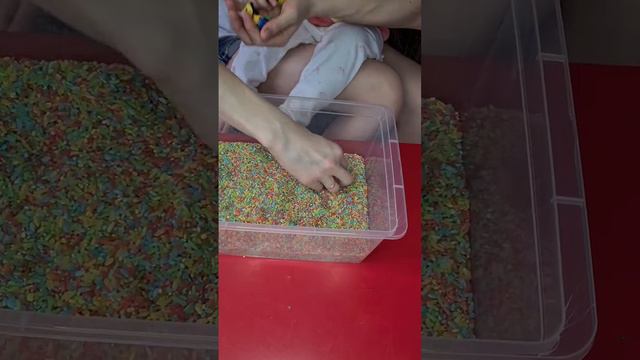 3 игры с крашеным рисом для развития мелкой моторики. #мамамназаметку #мамавдекрете #игрыдлядетей
