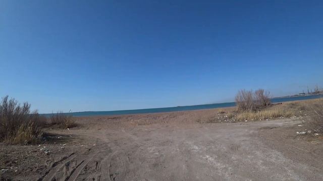 Озеро Балхаш - к приятному пляжу весной 2021 года | на берегу никого - человек гребёт в лодке смотреть онлайн