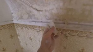 2. Начало - чистим карниз и потолок. Меловая побелка и водоэмульсионная краска. Реставрация потолка