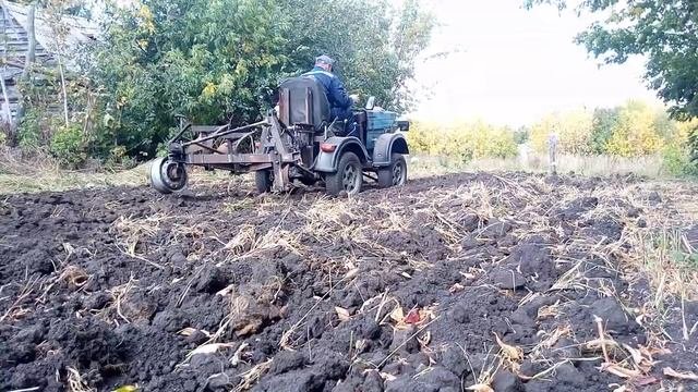 проверяю работоспособность самодельного плуга на минитракторе