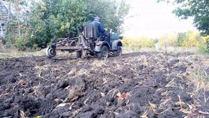 проверяю работоспособность самодельного плуга на минитракторе
