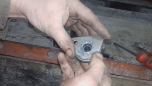 Nissan Terrano  ремонт лифта запасного колеса.