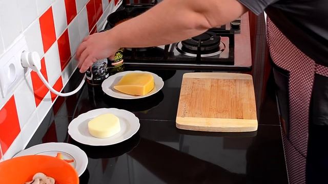 Видео рецепт. Вкусная итальянская пицца (350 кКал. на 100 гр.). Готовит Денис Жук.