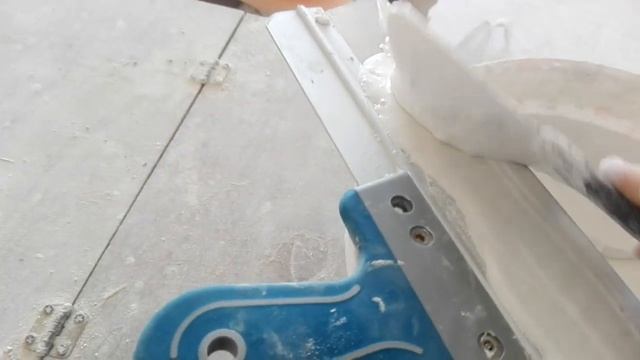 Шпаклевка стен. Фрагмент работы в режиме ручного нанесения. смотреть онлайн