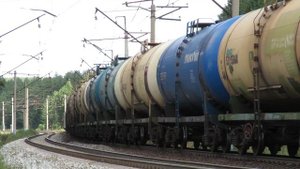 «Наливной поезд» ВЛ11-535 с цистернами