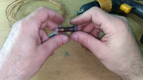 Как не запороть резьбу винта при зажиме в патроне! Легко!!!