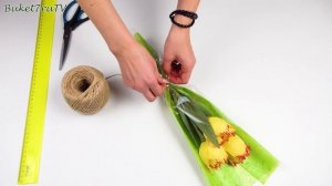 Как упаковать цветы на 8 марта. Букет из тюльпанов с конфетами.