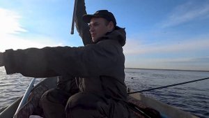 Рыбалка на поплавок на фоне крепости Орешек.