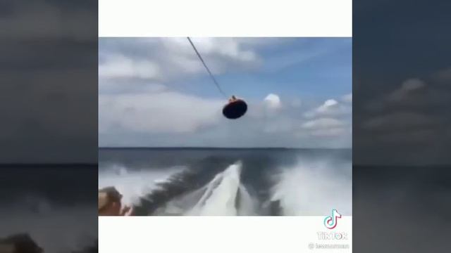 улетел на надувной лодке смотреть онлайн