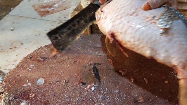 Amazing Orange Carp Fish Cutting In Bangladesh Fish Market || Fastest Gravid Fish Cutting Skills смотреть онлайн