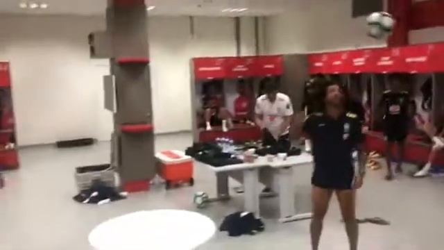 Неймар в раздевалке развлекается с партнерами по сборной!!! смотреть онлайн