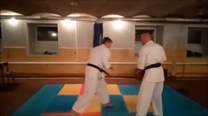 Отработка ударов руками на боксерских лапах