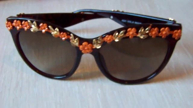 Солнцезащитные очки-броулайнеры с цветочным 3D декором и дымчатой линзой смотреть онлайн