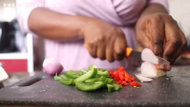 HOW TO MAKE PIZZA AT HOME | CHICKEN PIZZA !