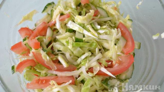 Салат с капустой, огурцом и помидором