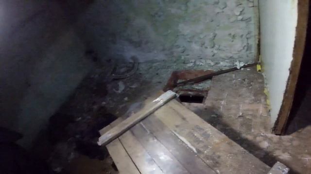 заброшенное убежище для техники , нашли противогаз/завод дальдизель