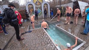 Ice hole bathing |Girls,men bathe winter in ice water! Epiphany bathing! Крещенские купания 2023!№1