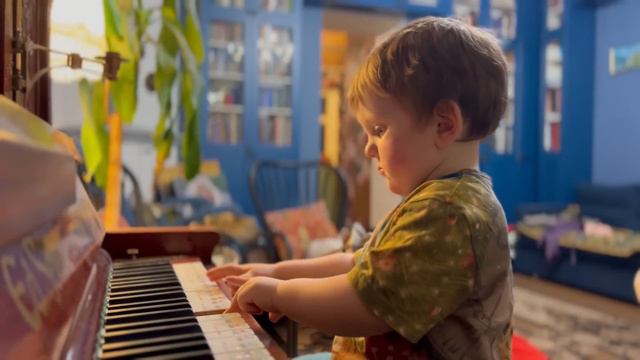 Gavriil's favorite finger excercise - Любимая разминка для пальчиков смотреть онлайн