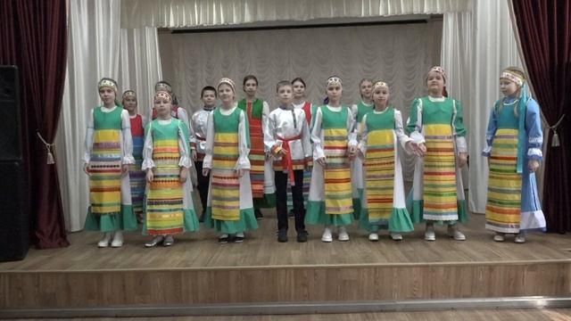 Младший состав фольклорного ансамбля 