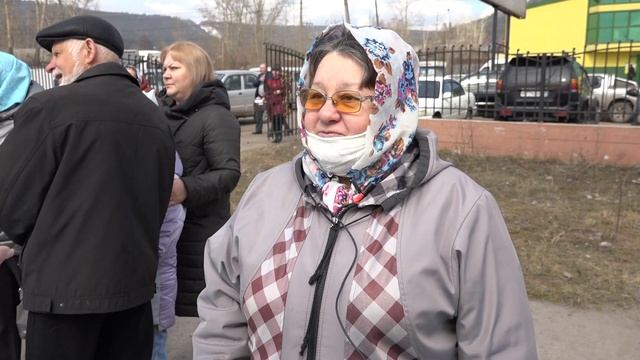 По традиции во всех храмах прошли праздничные богослужения и освящения пасхальной снеги.