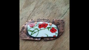 Медная брошь с фарфоровой вставкой Красные цветы. Подарок на медную или фарфоровую свадьбу