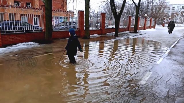 Лужа. Кажется, весна наступает