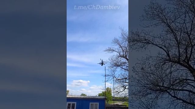 Боевой вертолет Ка-52 армейской авиации ВКС России над городом Стаханов ЛНР смотреть онлайн