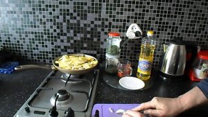 Щука жареная с картошкой на сковороде.