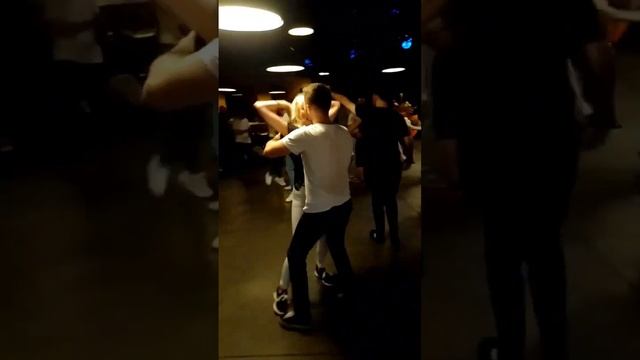 Зажигательно?????. #танец #зажигает #залипательноевидео #залепательно