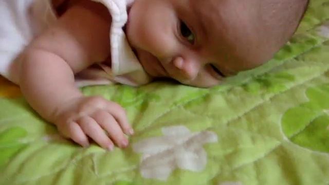 Аленочка учится разговаривать. Первые "агу" смотреть онлайн