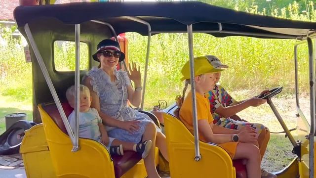 Diana and Roma feed the animals at the Emirates Park Zoo & Resort смотреть онлайн