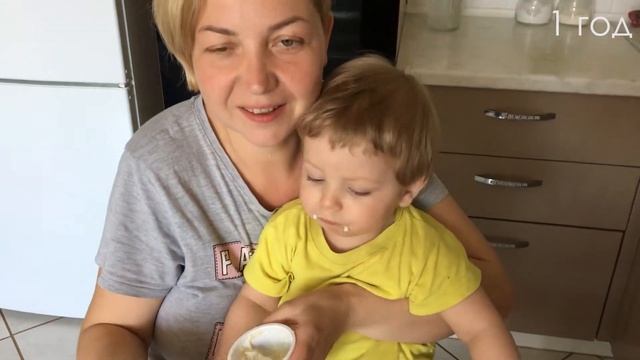 Как малыш в 1 год ест творог и пьет кефир. As a baby in 1 year eats cottage cheese and drinks kefir смотреть онлайн