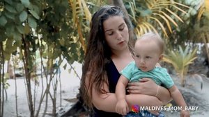 Мама на Мальдивах с годовалым ребенком.