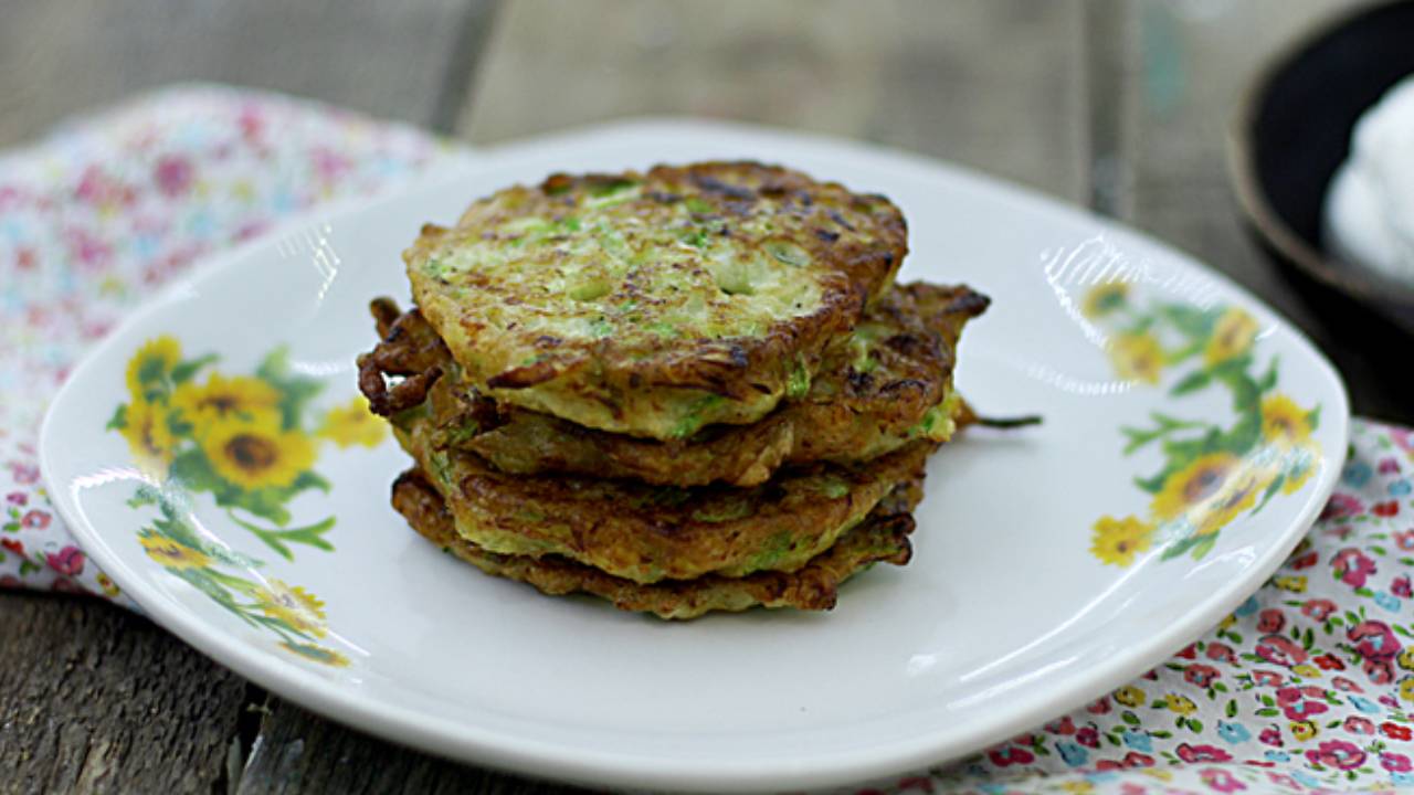 Блинчики из тертых кабачков с яйцом — рецепт вкусного завтрака