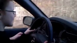 девятилетняя девочка за рулем папиной машины.3gp