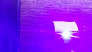 мощный синий лазер прожигает пластик