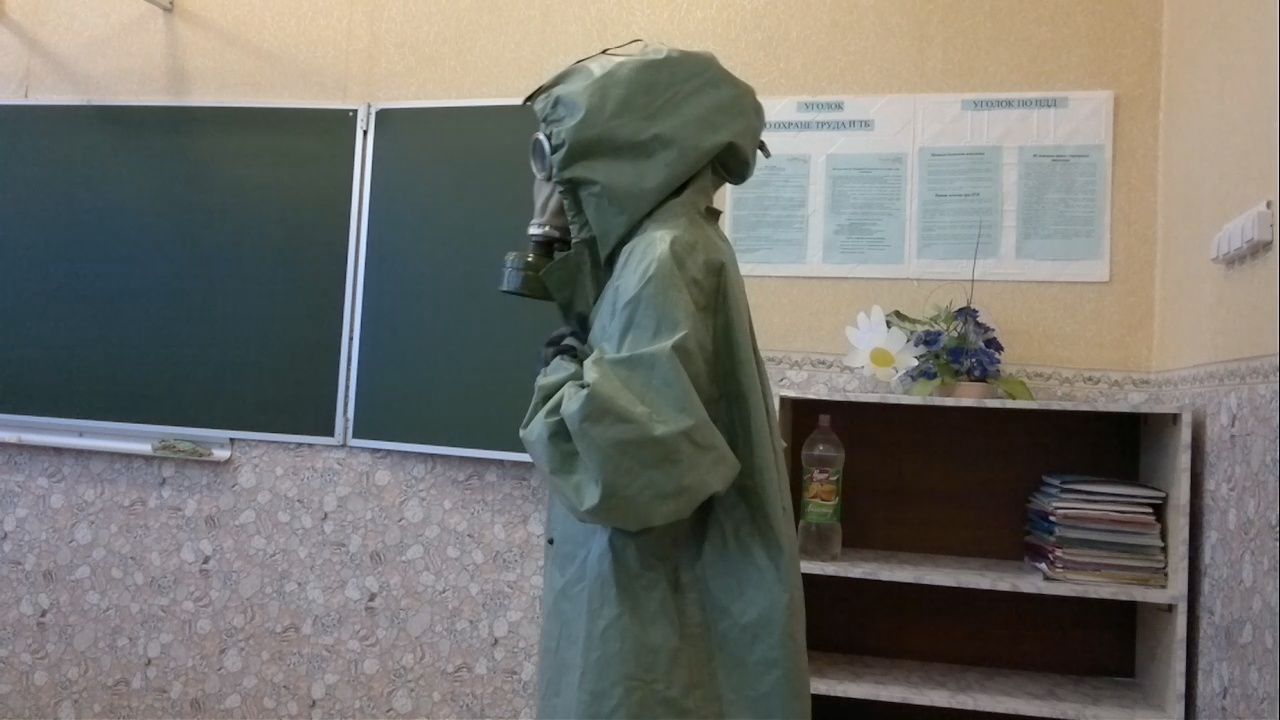 Пацан одевает общевойсковой защитный костюм (ОЗК) смотреть онлайн