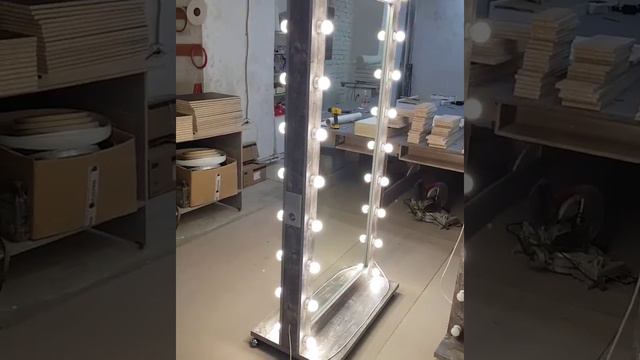 Двухстороннее зеркало с лампами смотреть онлайн