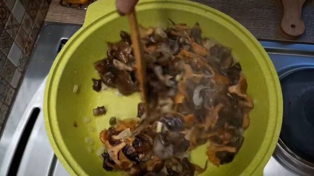 ЗАМОРОЖЕННЫЕ ГРИБЫ (лисички, белые и подосиновики) с жареным репчатым луком и сметаной на сковородк