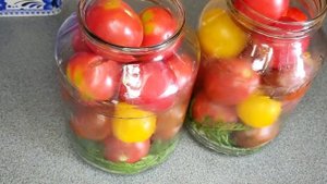 помидоры на зиму с морковной ботвой. без стерилизации.