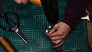 Делаем простые книжные закладки из кожи