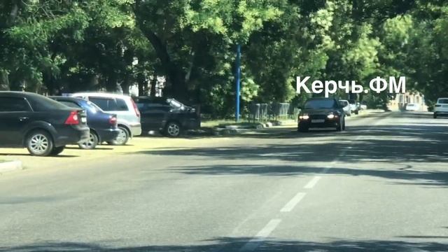 Дорожки Керчи устелены белым цветком – цветет софора смотреть онлайн