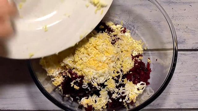 Салат из свеклы с чесноком | Салат со свеклой и маринованными огурцами | Простой и вкусный рецепт