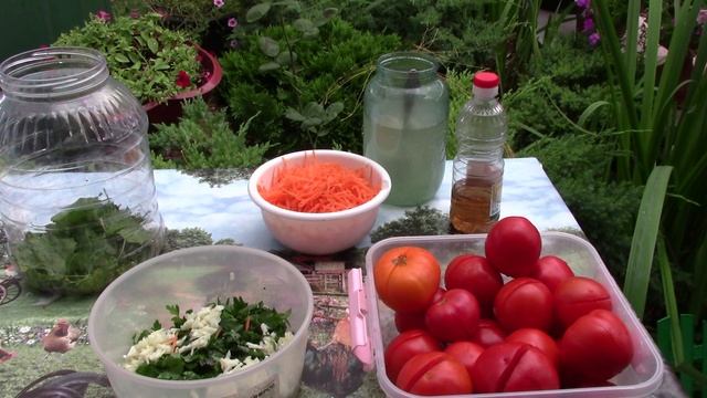 Маринованные помидоры фаршированные морковью, зеленью и чесноком