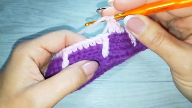 Узор крючком из толстой пряжи трехцветный.