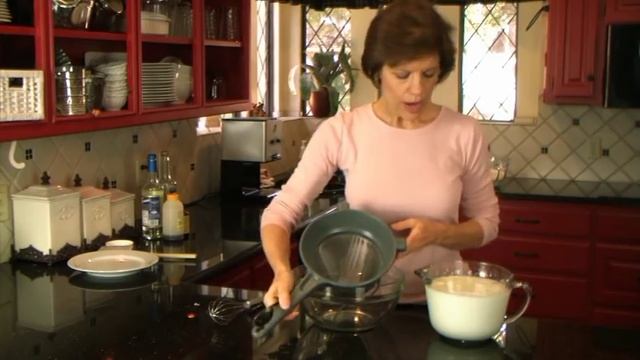 How to Make Healthy Homemade Greek Yogurt - FAT FREE - www.SaladinaJar.com смотреть онлайн