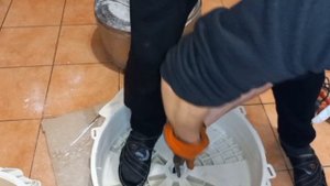 Замена подшипников, амортизаторов и замена втулки на стиральной машине Ariston Indesit
