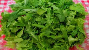 Салат весенний с копчёным сыром