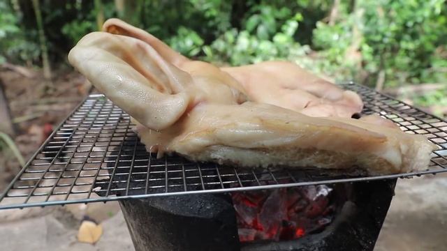 Изумительное приготовление свиной головы, запеченной с соусом Прахок - Удивительное видео смотреть онлайн