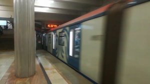 Поезд Москва на станции метро Октябрьское поле